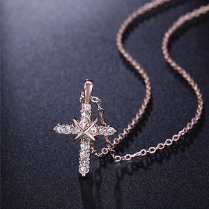 Collana con ciondolo a croce in oro rosa con pietre di zircone e catena a maglie lucide