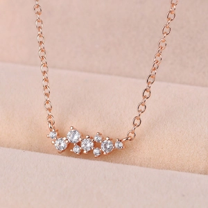 Elegante roségouden ketting met cluster hanger van zirkoon in een sieradendoosje