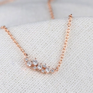Minimalistische roségouden ketting met hanger van onregelmatige zirkonia-stenen tros
