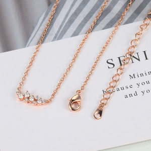 Minimalistische roségouden ketting met onregelmatige zirkoon hanger op fijne ketting