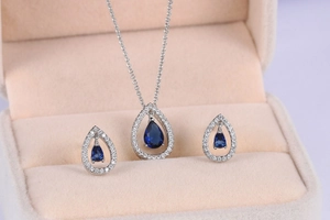 Dettaglio del set collana e orecchini a goccia con pietre blu e placcatura in argento