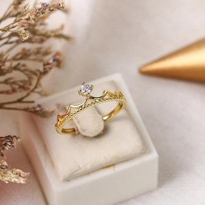 Elegant gold-plated crown ring with sparkling white zircon for a princess aesthetic