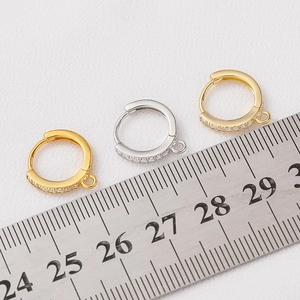 Makroaufnahme von 12mm Zirkonia-Ohrring-Komponenten für DIY-Schmuckherstellung