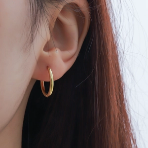 Polished 925 silver gold hoop earrings on model for a minimalist fashion look