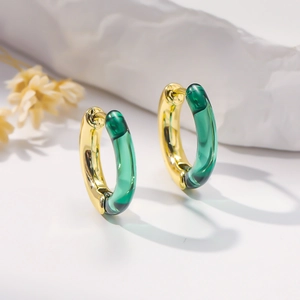 Eleganti orecchini a C in metallo dorato con intarsio in resina smeraldo per donna