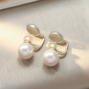 Élégantes boucles d'oreilles clips perles dorées avec perles rondes et coussinets silicone