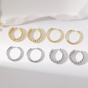 Set van 4 paar grote oorringen met gedraaide en gegraveerde texturen in goud en zilver kleur