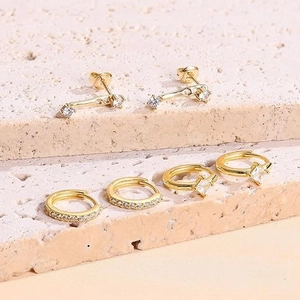 Set di tre paia di orecchini in argento S925 dorato con zirconi su espositore in pietra