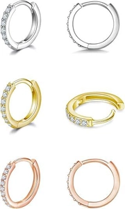 Detalle de pendientes de aro con bisagra en plata, oro y oro rosa con circonitas brillantes