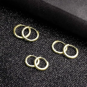 Tres pares de pendientes de aro de plata de ley S925 bañados en oro sobre fondo negro