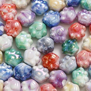 Mix di perline colorate a forma di zampa di gatto con finitura perlata per gioielli fai da te