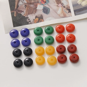 Perles plates en résine avec texture marbrée colorée et trou central pour création bijoux