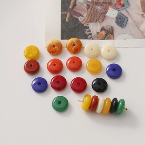 Gros plan de perles en résine marbrée colorée avec trous centraux pour bijoux DIY