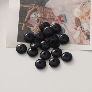 Détail macro de perles d'espacement en résine noire brillante pour bijoux DIY
