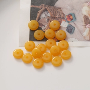 Gros plan de perles en résine ambrée polie pour la création de bijoux DIY à la main