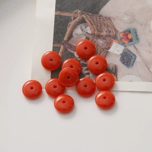 Perles plates orange en résine pour bijoux DIY avec une finition polie