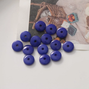 Détail macro de perles en résine polie bleu roi pour la création de bijoux et artisanat