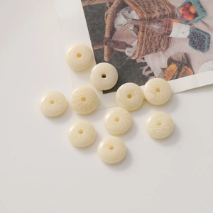 Perles en résine crème avec texture marbrée et carte de pique-nique rétro décorative