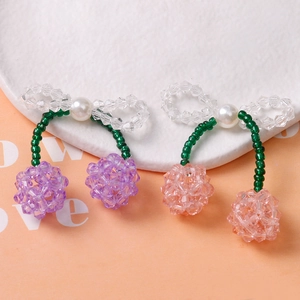 Colgantes de cereza hechos a mano con perlas y lazos en tonos rosa y violeta pastel