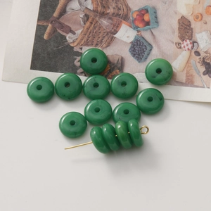 Perles en résine verte avec texture marbrée et aiguilles dorées pour bijoux DIY