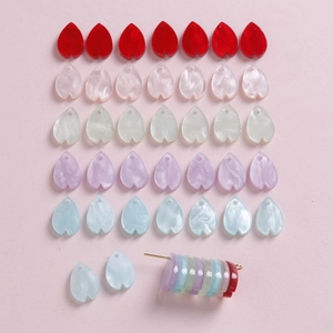 Detalle de cuentas en forma de pétalo con acabado perlado y agujeros para joyas DIY