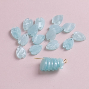 Colgantes de pétalos azul claro con textura de mármol perlado para creación de joyería