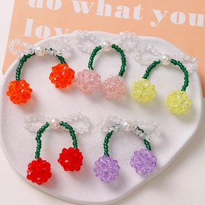 Colgantes de cereza hechos a mano con lazos de perlas y cristales de colores en cinco tonos