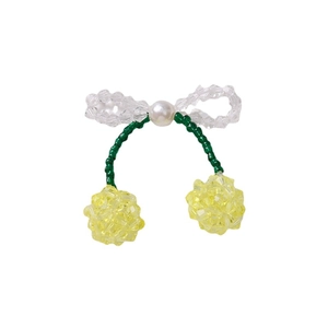 Colgante de cereza hecho a mano con lazo transparente y perla blanca sobre fondo blanco