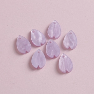 Detalle macro de pétalos de flor de cerezo de resina lavanda para joyería artesanal