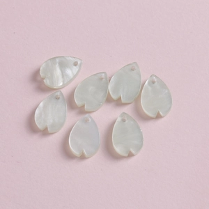 Colgantes de pétalos de cerezo blanco perlado para bisutería DIY con agujeros superiores