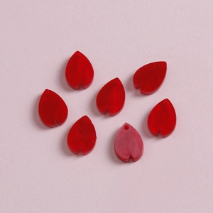Primer plano de siete colgantes de resina roja con forma de pétalo para joyería DIY