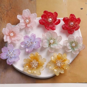 Detalle de pétalos de flores degradados con perlas para crear bisutería artesanal