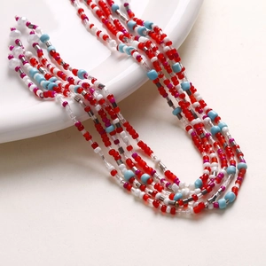 Gros plan d'une chaîne en perles de verre colorées pour la création de bijoux DIY
