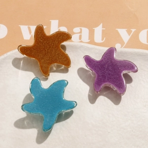 Accessoires d'étoiles de mer en résine pailletée bleue et violette sur une assiette