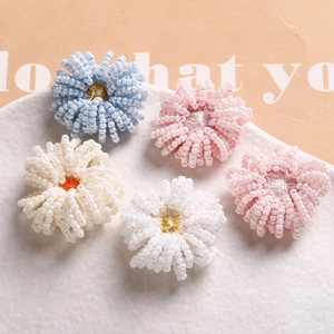 Dettaglio di fiori di vetro tessuti a mano per gioielli fai-da-te e accessori per capelli