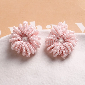 Dettaglio di fiori in perline rosa fatti a mano per gioielli e accessori per capelli
