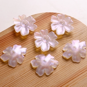Détail macro de perles fleurs irisées dégradé AB pour la création de bijoux DIY