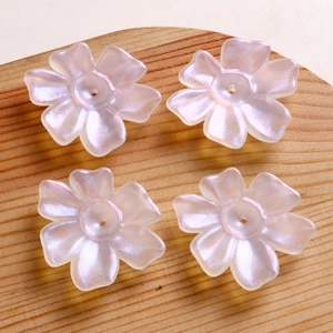 Détail macro de perles fleurs roses irisées pour la création de bijoux DIY