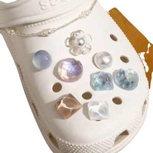 Iridescent pearl shoe charms set with flowers and chains for platform clogs