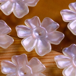 Macro d'une perle fleur 3D irisée à dégradé pour la création de bijoux DIY et artisanat