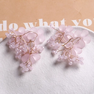 Detail von handgemachten rosa Glasblumen-Haarspangen mit Golddraht und matten Perlen