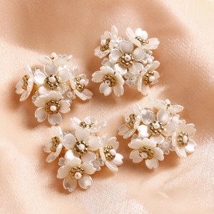 Bianco Acrilico Perla Artificiale Fiore DIY Accessorio Con Base In Lega D'Oro Per Orecchini Ornamenti Capelli Gioielli Fatti A Mano