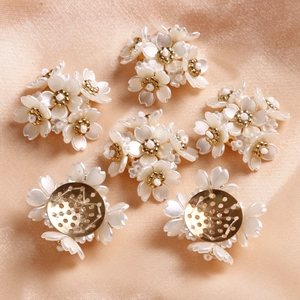 Ciondoli fiori di perle con base dorata per creazione gioielli DIY e copricapi