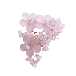 Handgefertigter rosa Blumen-Haarschmuck mit matten Blütenblättern und Kristallperlen-Details