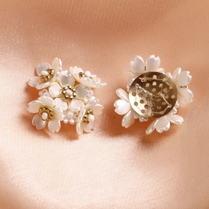 Accessori gioielli fiori bianco perla con cuore dorato e base in metallo
