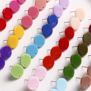 Makroaufnahme bunter runder Acryl-Ohrstecker-Komponenten in verschiedenen lebhaften Farben