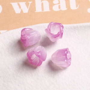 Vista macro de cuentas de resina en forma de tulipán con degradado púrpura para joyería DIY