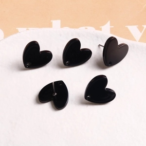Détail de boucles d'oreilles cœur en acrylique noir brillant avec trous pour bijoux DIY