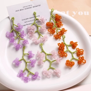 Détails de breloques florales faites main en perles de verre violettes et roses