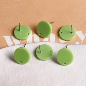 Nahaufnahme hellgrüner runder Acryl-Ohrstecker mit Metallstiften für DIY-Schmuckherstellung